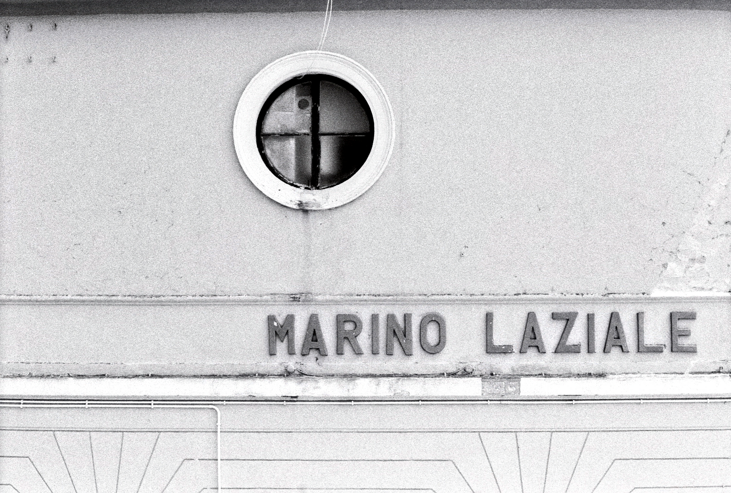 Photographie (Schwarz & Weiß) - Bahnstation, Marino Laziale, Italien