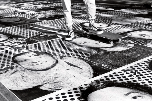 Photographie (Schwarz & Weiß) - Skaterin macht eine Pause, Marseille, Frankreich